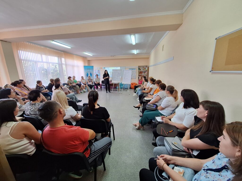 Clubul părinților: Valorificarea parentingului pozitiv în incluziunea socio-educațională a copiilor la debutul școlar Clubul părinților: Valorificarea parentingului pozitiv în incluziunea socio-educațională a copiilor la debutul școlar