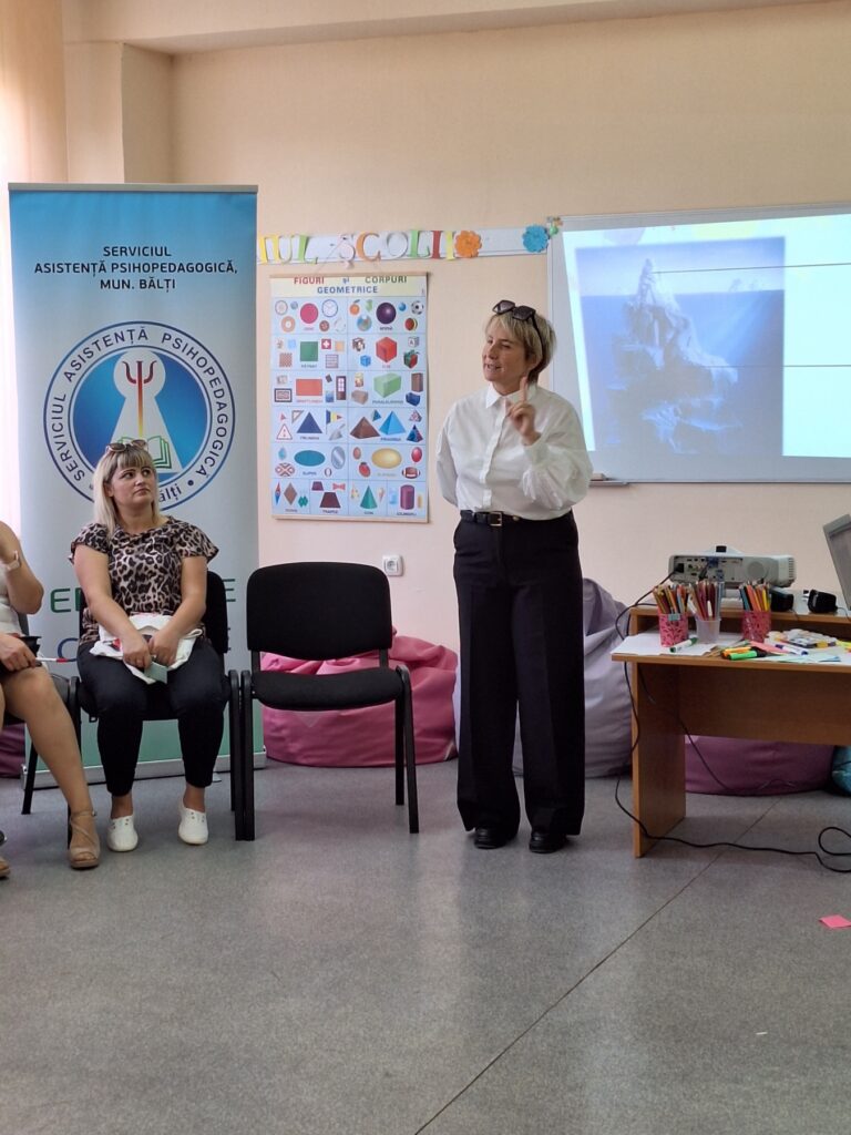 Clubul părinților: Valorificarea parentingului pozitiv în incluziunea socio-educațională a copiilor la debutul școlar Clubul părinților: Valorificarea parentingului pozitiv în incluziunea socio-educațională a copiilor la debutul școlar