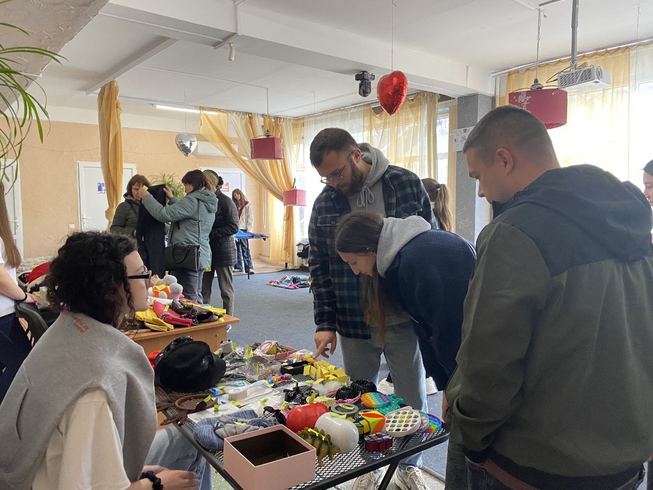 Voluntarii CRAT au organizat un Târg Caritabil și au donat 6500 de lei către Caritate.md Voluntarii CRAT au organizat un Târg Caritabil și au donat 6500 de lei către Caritate.md
