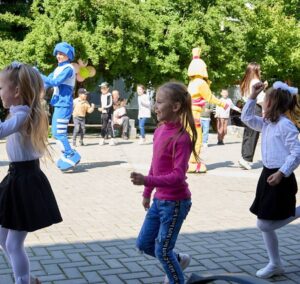 Orășelul Tinerilor marcat prin activități pentru toate gusturile la Centrul de Resurse pentru Adolescenți și Tineret Bălți, cu prezența a 300 de participanți! Orășelul Tinerilor marcat prin activități pentru toate gusturile la Centrul de Resurse pentru Adolescenți și Tineret Bălți, cu prezența a 300 de participanți!