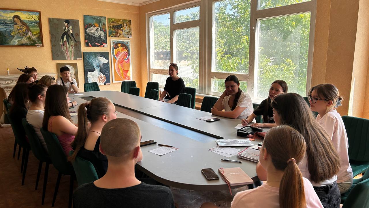 Sala de Conferințe a Centrului de Resurse pentru Adolescenți și Tineret Bălți. Sala de Conferințe a Centrului de Resurse pentru Adolescenți și Tineret Bălți.
